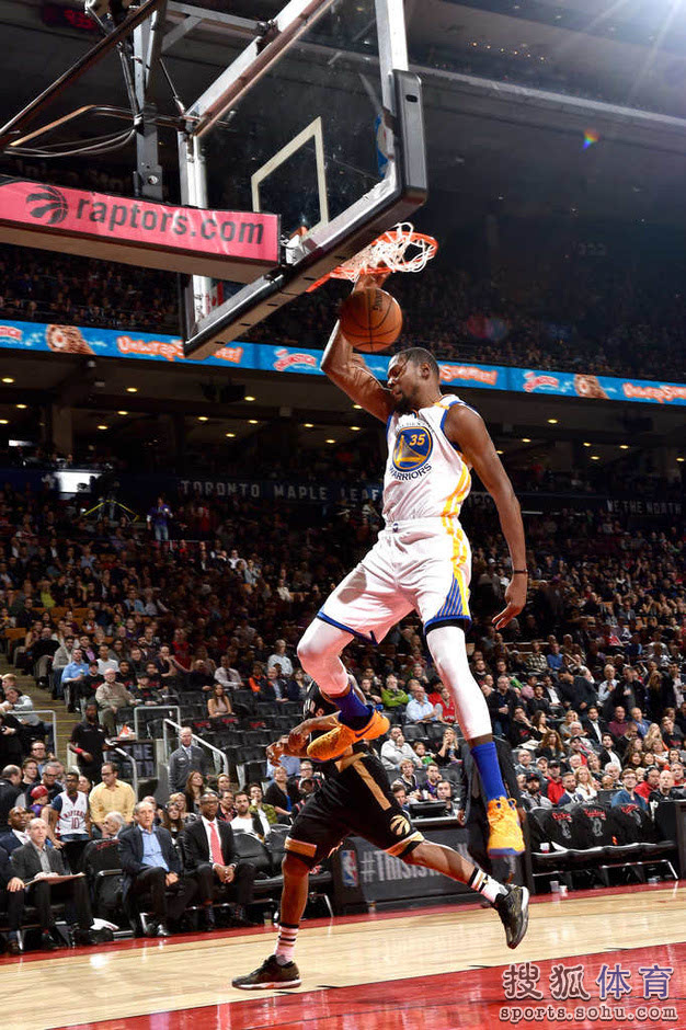 猛龙客场轻取黄蜂，洛瑞神奇发挥